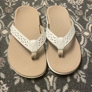 Vionic laser cut leather Tideperfit flip flops size 7